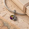 Pandora stílusú Mickey és Minnie Happily Ever After charm karkötőn – lifestyle kép