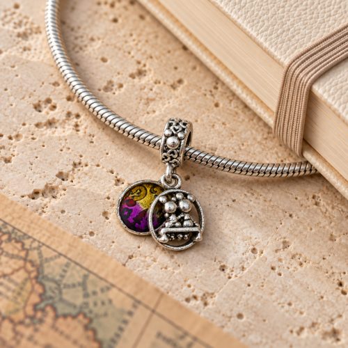 Pandora stílusú Mickey és Minnie Happily Ever After charm karkötőn – lifestyle kép