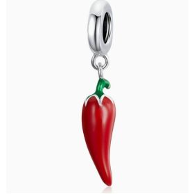 Piros chili paprika lógós charm fehér háttéren