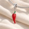 Piros chili paprika charm karkötőn, életmódkép