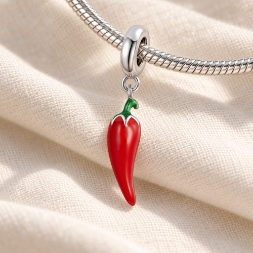 Piros chili paprika charm karkötőn, életmódkép