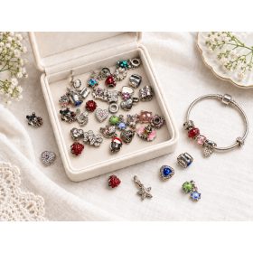 Charm zsákbamacska – sokdarabos lifestyle kép, illusztráció