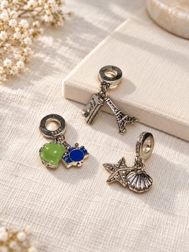 Három hiányos, szépséghibás charm – lifestyle illusztráció