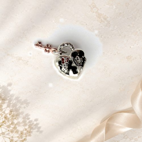 Pandora stílusú Mickey és Minnie szív lakat lógós charm – lifestyle kép