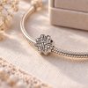 Pandora stílusú kristályköves négylevelű lóhere charm – lifestyle kép, hiányzó kővel