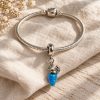 Pandora stílusú világoskék kagylórák lógós charm karkötőn
