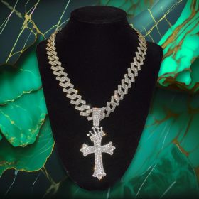   Férfi Ezüst Színű Kubai Láncos Köves Nyaklánc + Kereszt Medál 46CM / 15MM